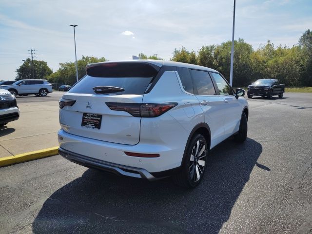 2025 Mitsubishi Outlander SE photo 3