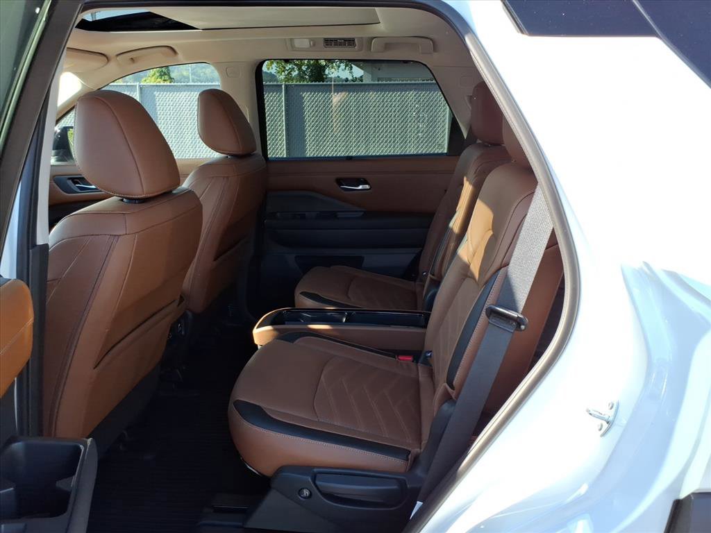 2024 Nissan Pathfinder Platinum photo 10