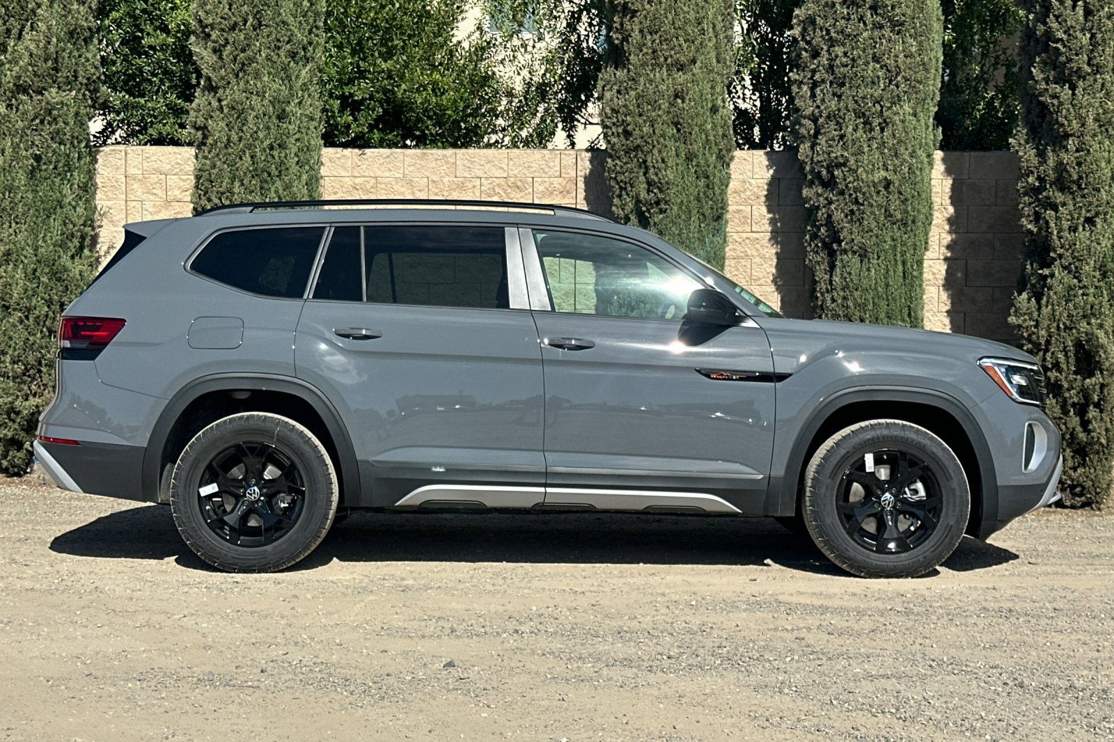 2025 Volkswagen Atlas SE Technology Peak Edition photo 3