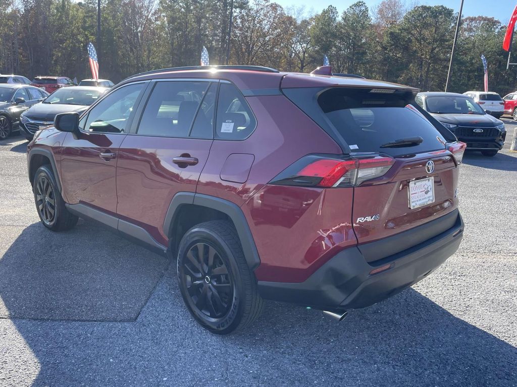 2021 Toyota RAV4 LE photo 3