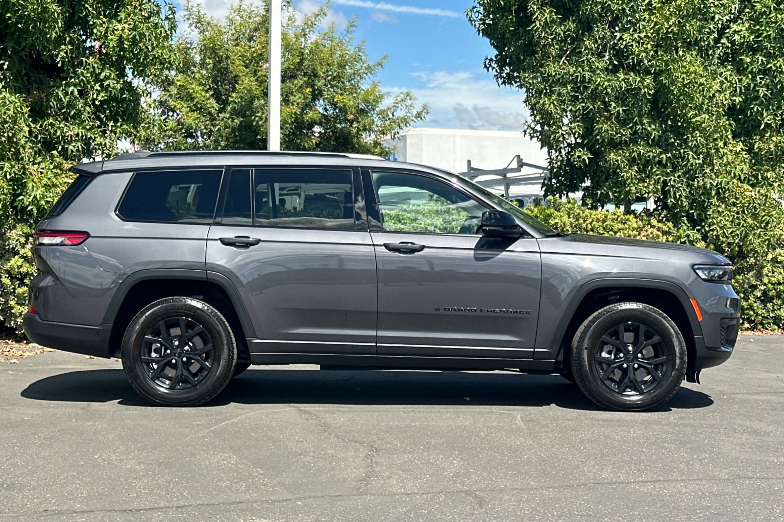 2024 Jeep Grand Cherokee Altitude photo 3