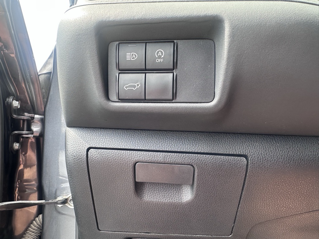 2023 Toyota Highlander L photo 3