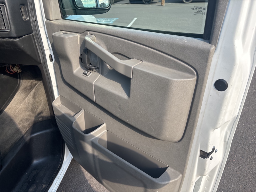 2016 Chevrolet Express 3500 Passenger Van photo 14