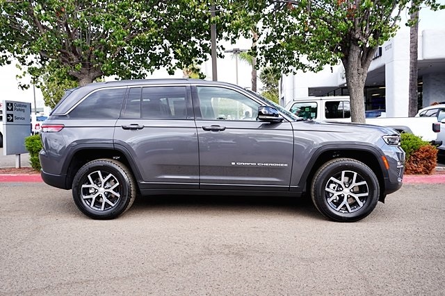 New 2025 Baltic Gray Metallic Clear-Coat Exterior Paint Jeep Limited image 7