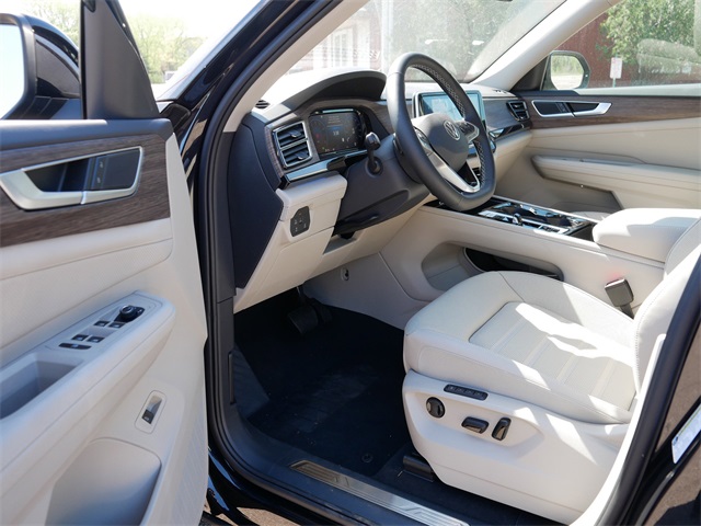 2025 Volkswagen Atlas SEL photo 5