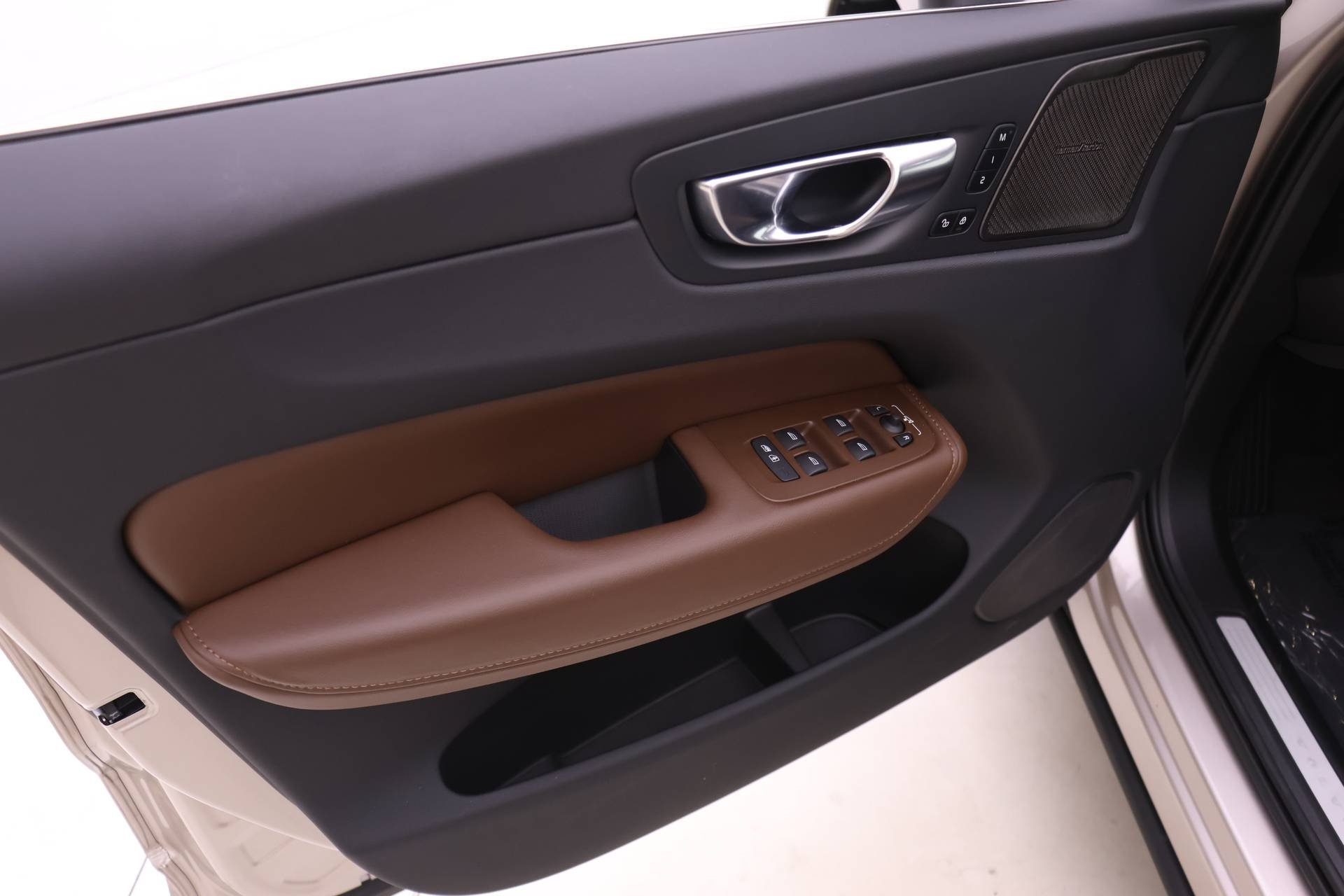 2023 Volvo XC60 B5 Plus photo 10
