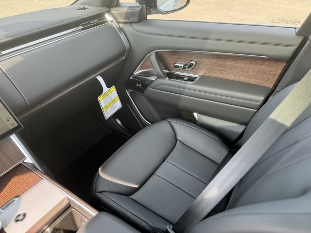 2024 Land Rover Range Rover SE photo 10