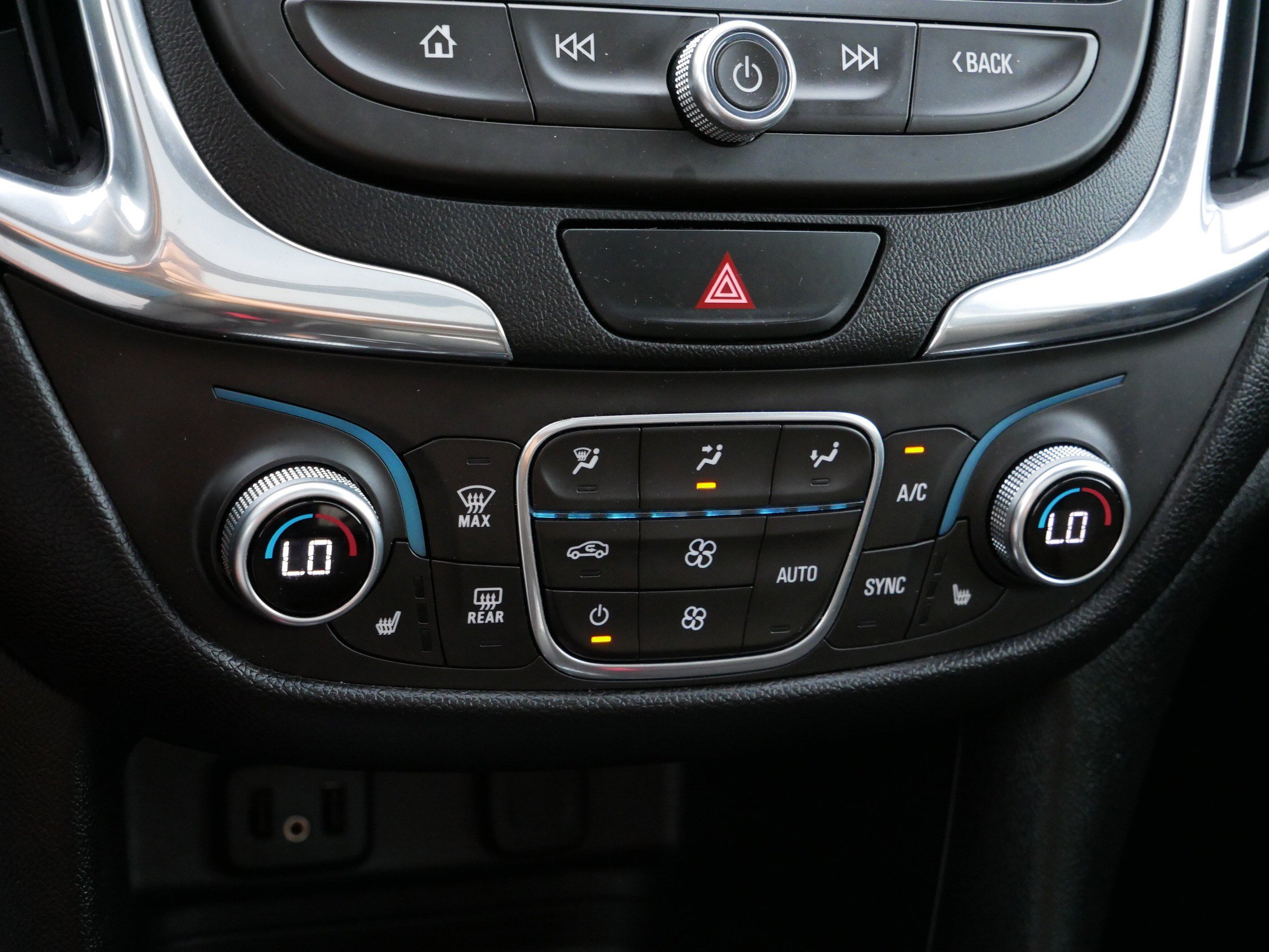 2018 Chevrolet Equinox LT photo 24