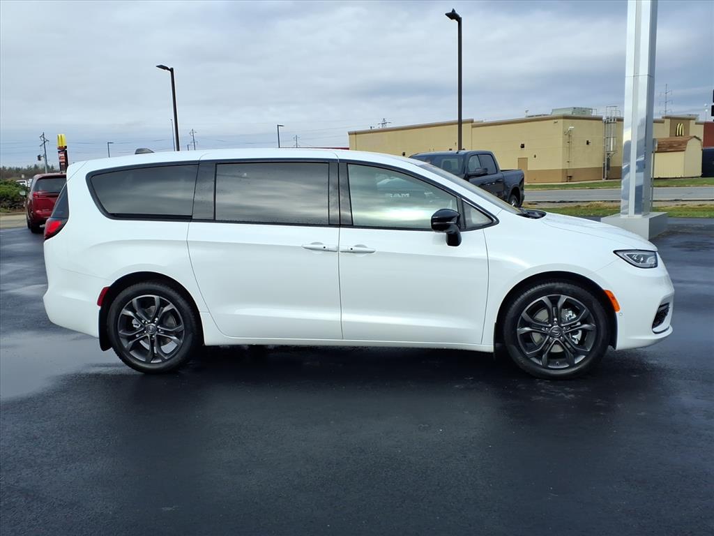 2026 Chrysler Pacifica photo 2