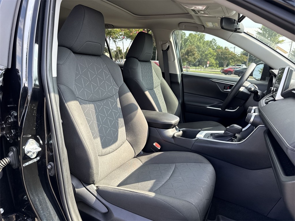 2024 Toyota RAV4 XLE photo 24