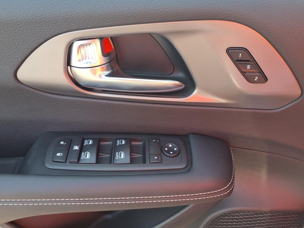 2025 Chrysler Pacifica photo 14