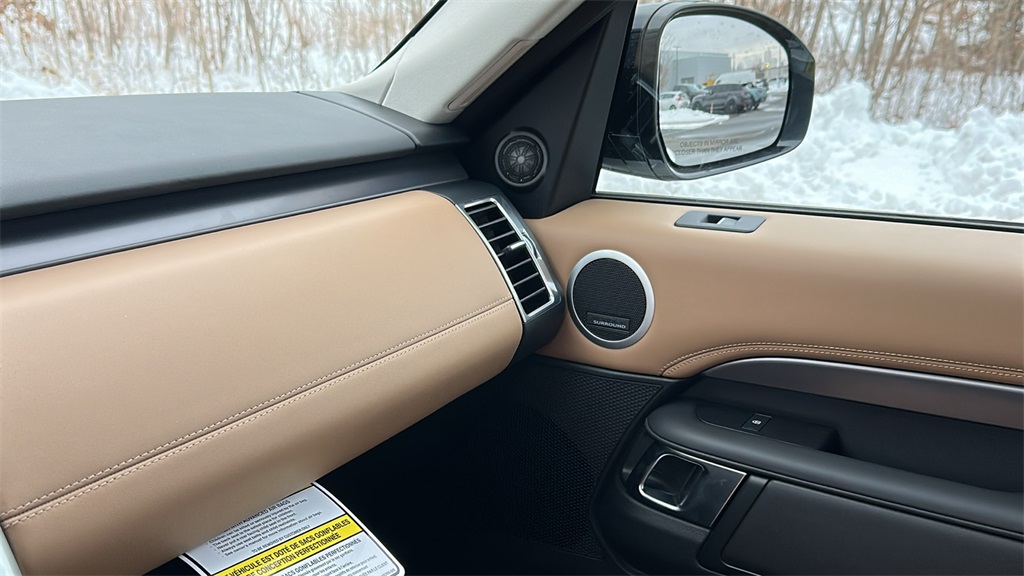 2025 Land Rover Discovery Metropolitan Edition photo 21