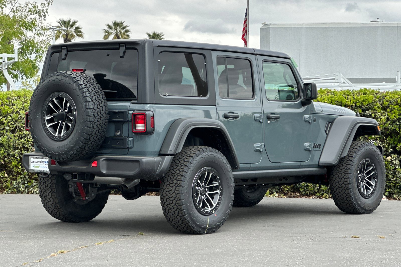2025 Jeep Wrangler Willys photo 4