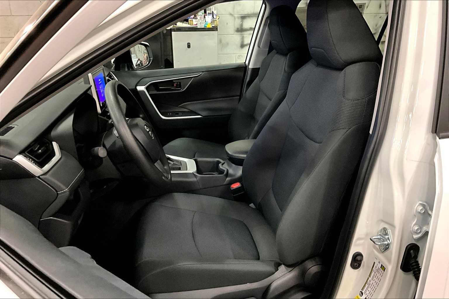 2025 Toyota RAV4 LE photo 9