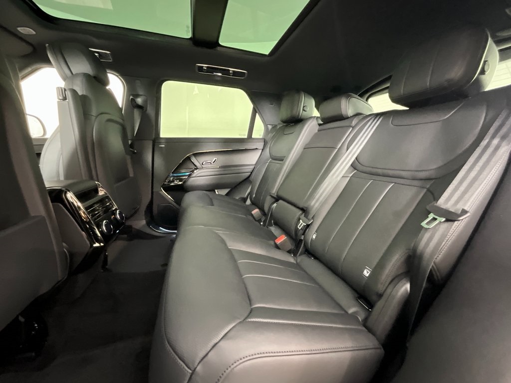 2025 Land Rover Range Rover Sport SE photo 3