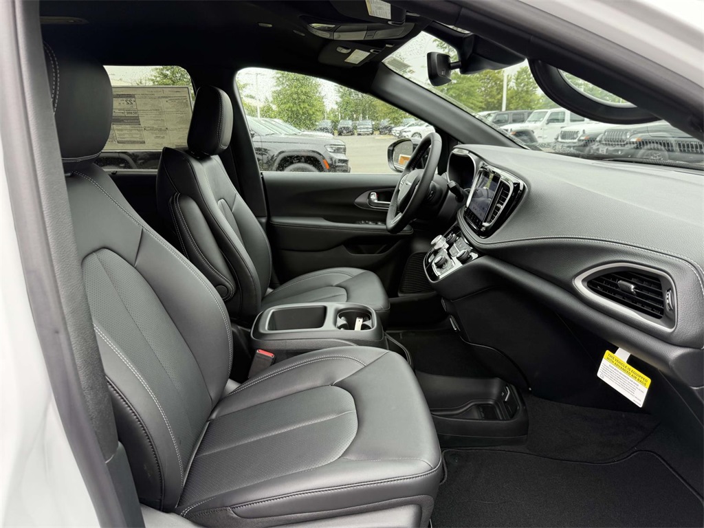 2025 Chrysler Pacifica photo 13