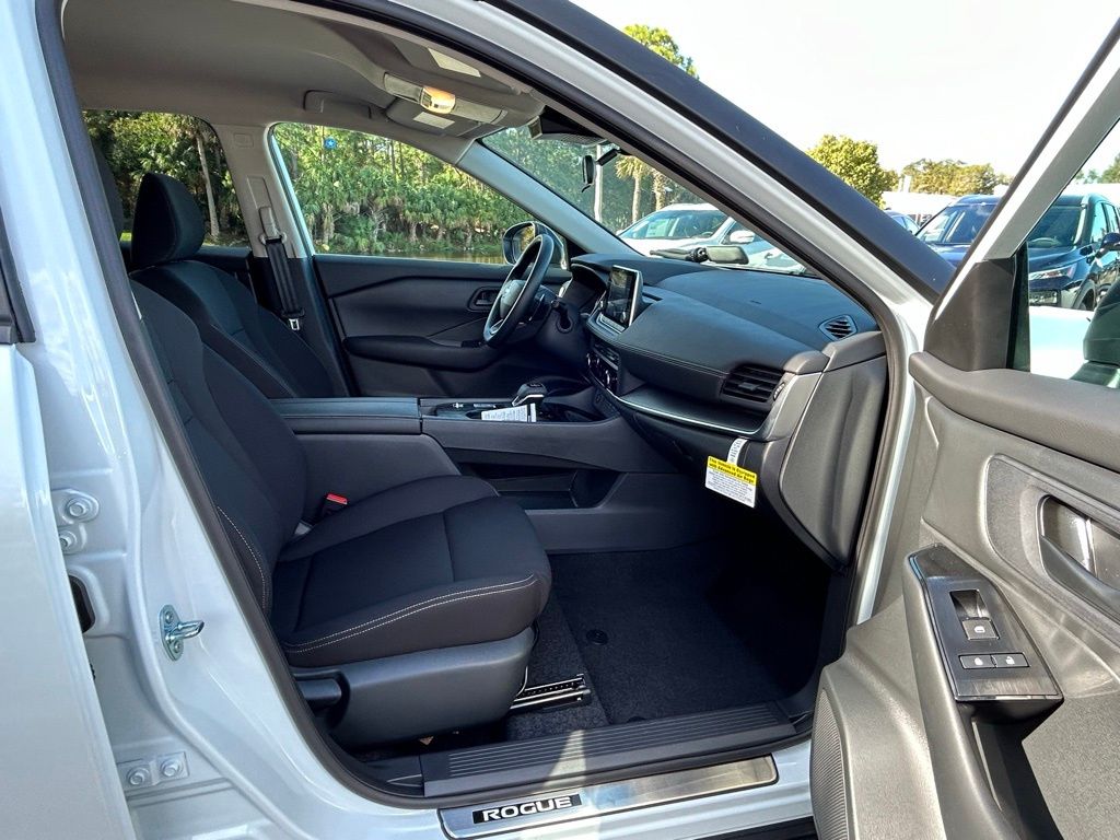 2025 Nissan Rogue S photo 17