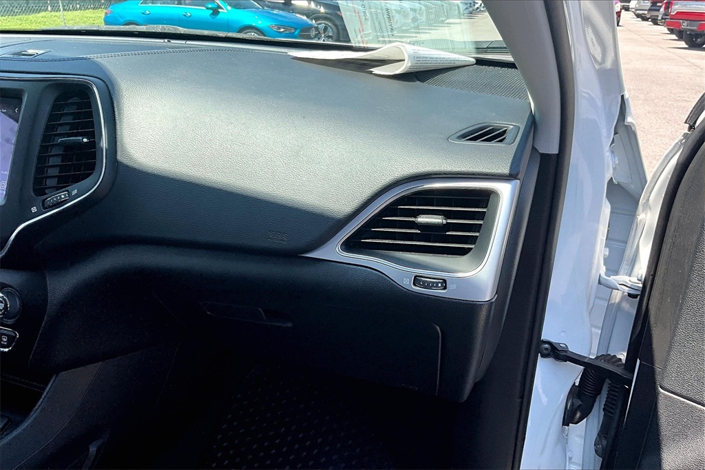 2022 Jeep Cherokee X photo 21