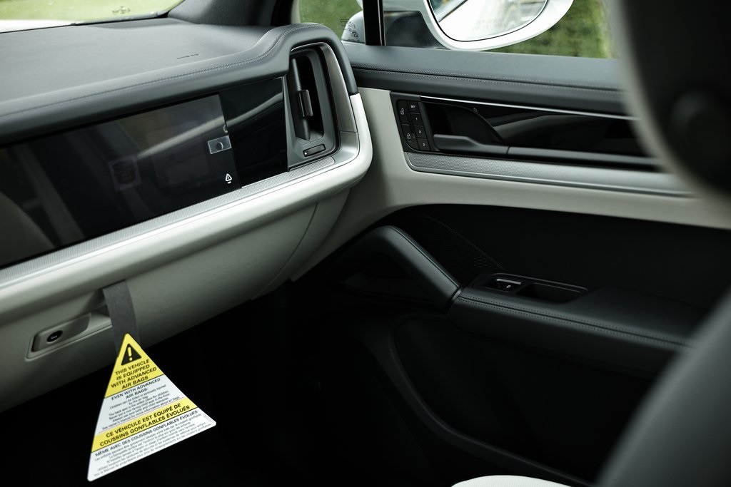 2026 Porsche Cayenne photo 31