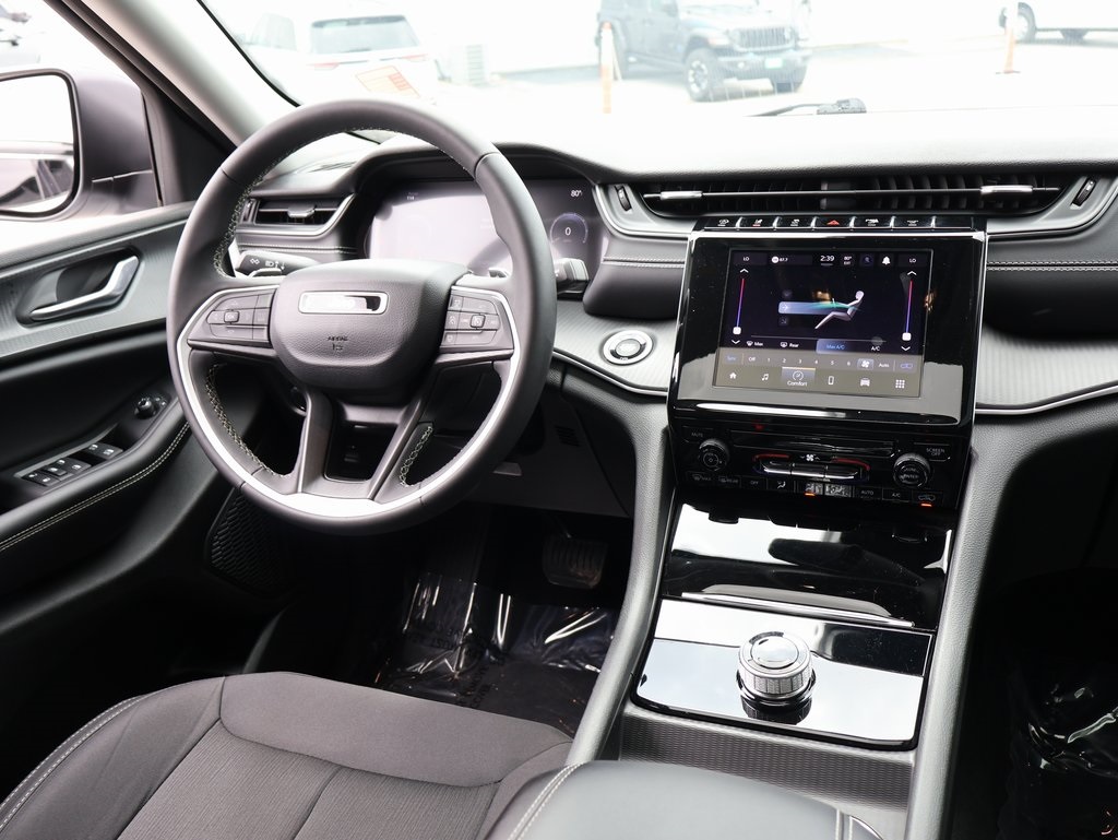 2023 Jeep Grand Cherokee Laredo X photo 13