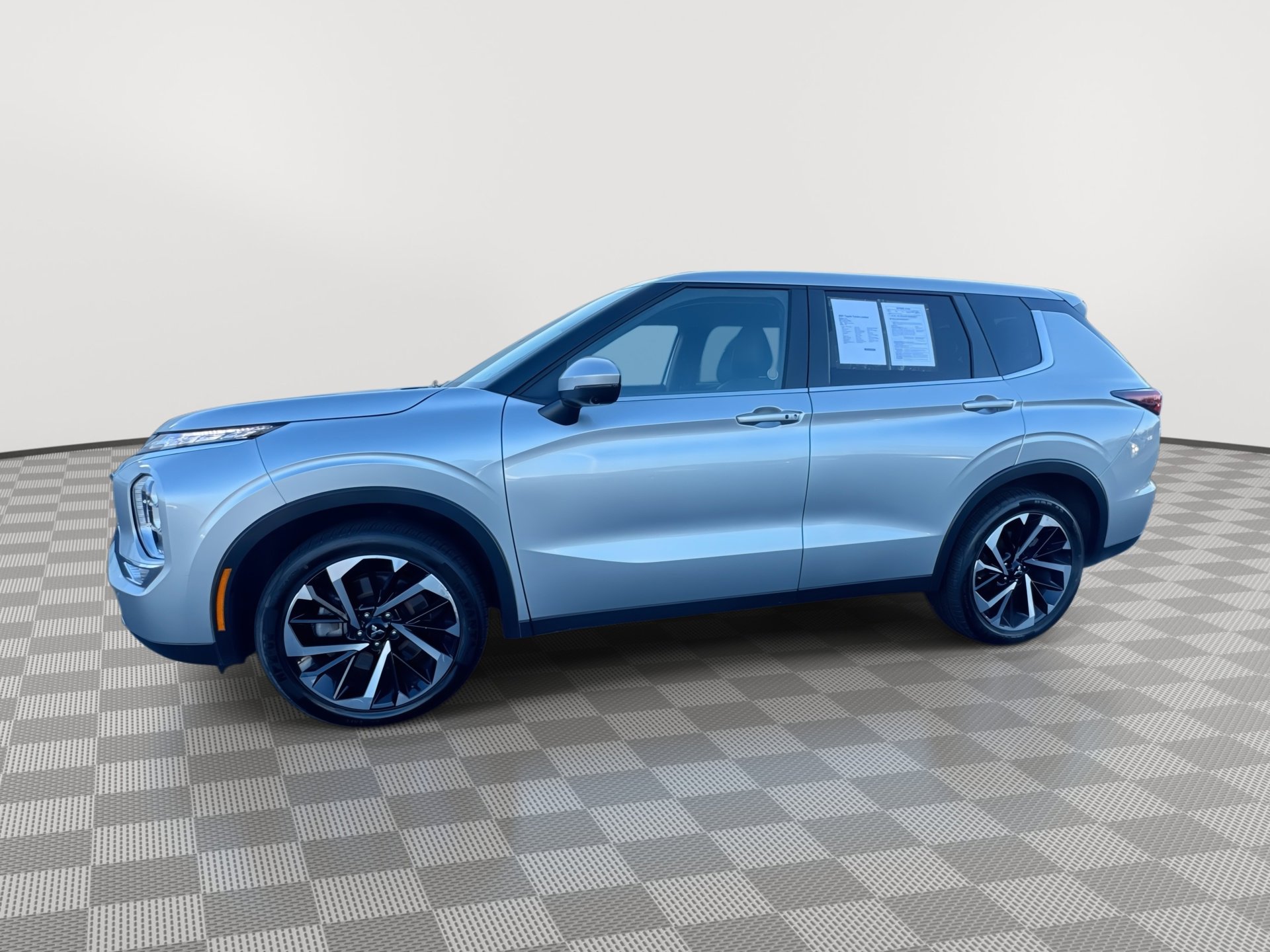 2024 Mitsubishi Outlander SE's photo