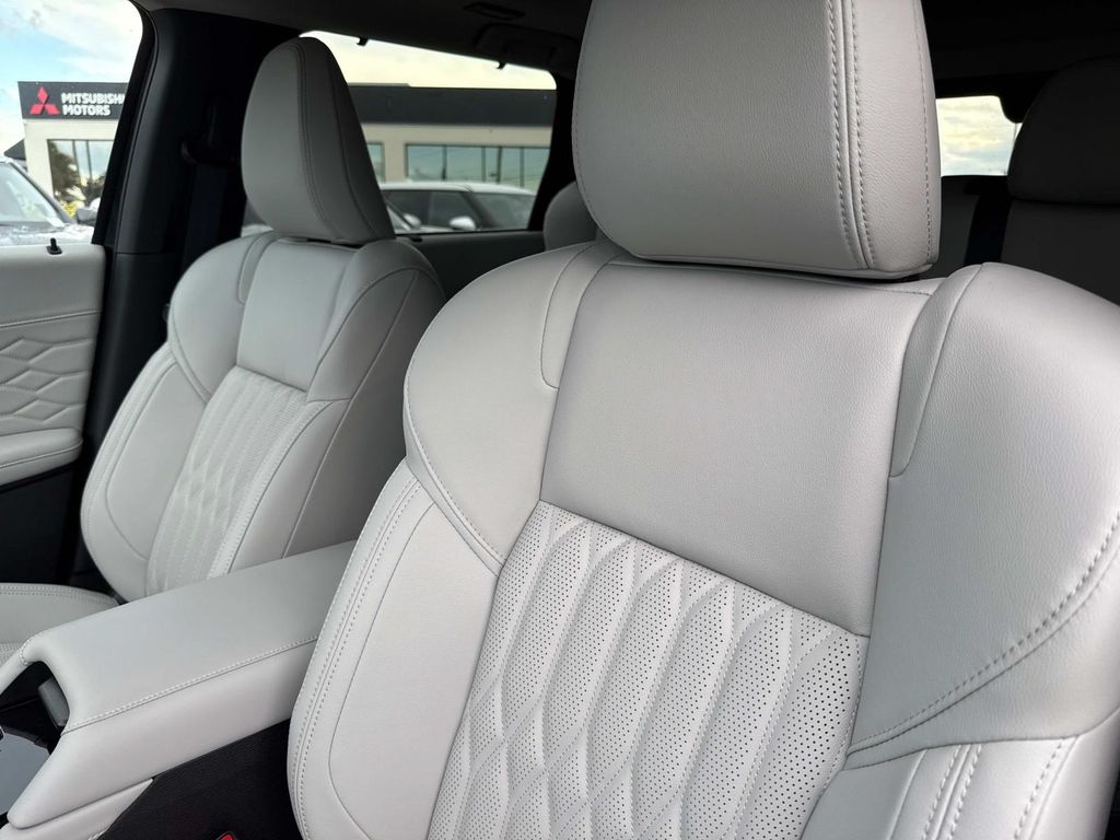 2025 Mitsubishi Outlander SEL GT photo 19