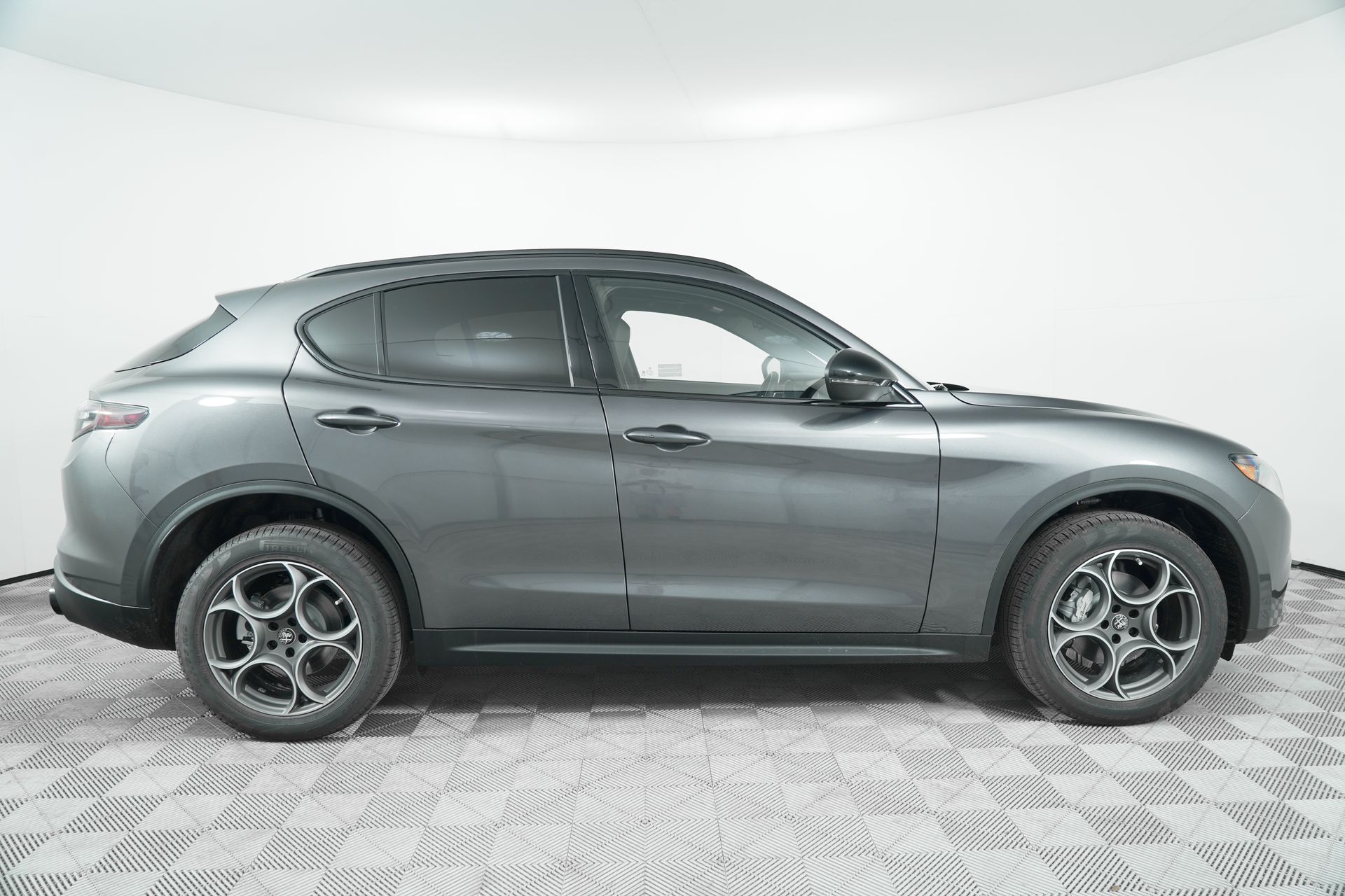 2025 Alfa Romeo Stelvio photo 8