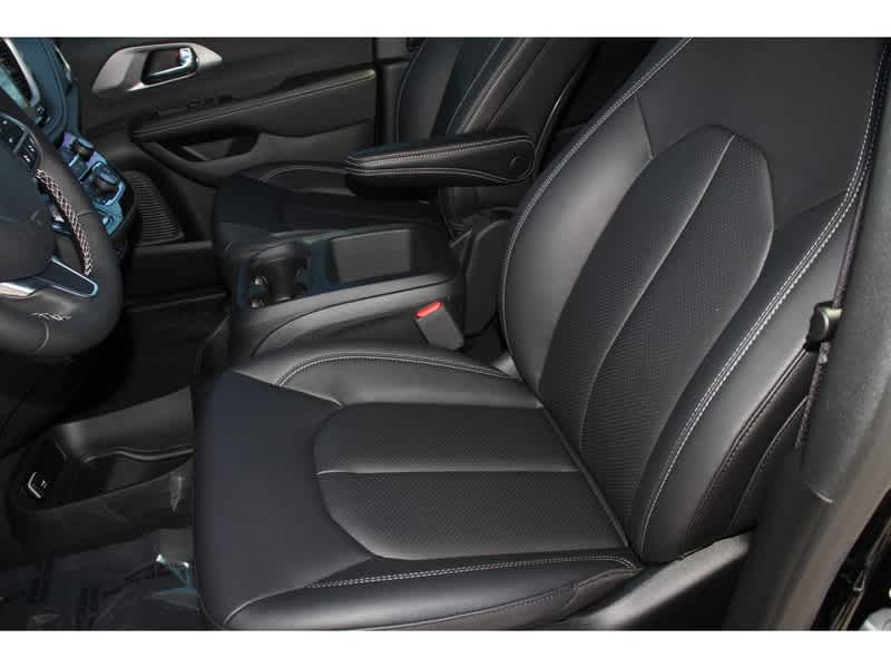 2025 Chrysler Pacifica photo 14