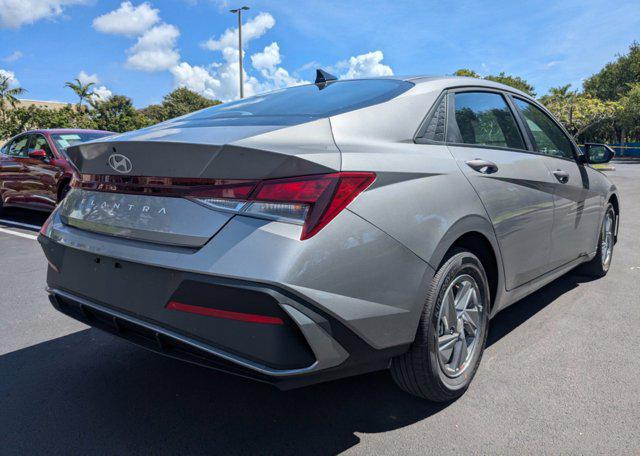 2025 Hyundai Elantra SE photo 4
