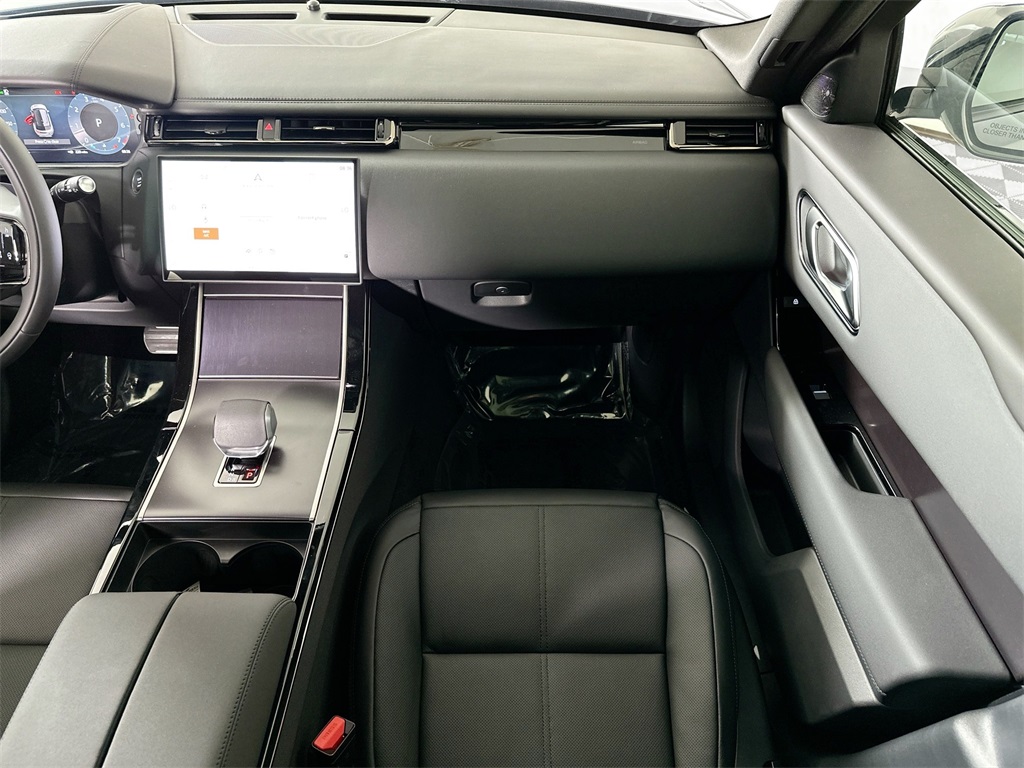 2026 Land Rover Range Rover Velar SE photo 23