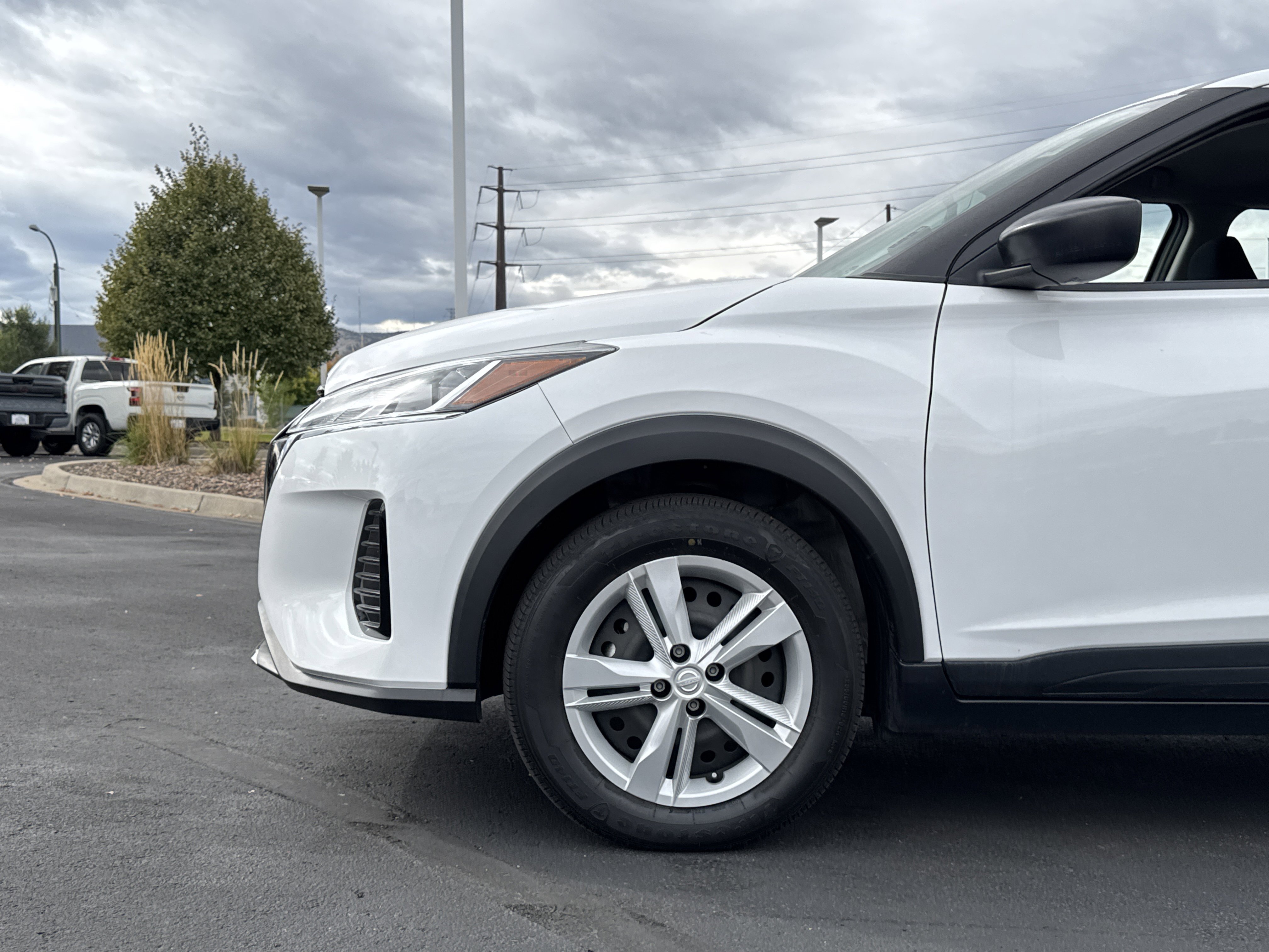 2023 Nissan Kicks S photo 2