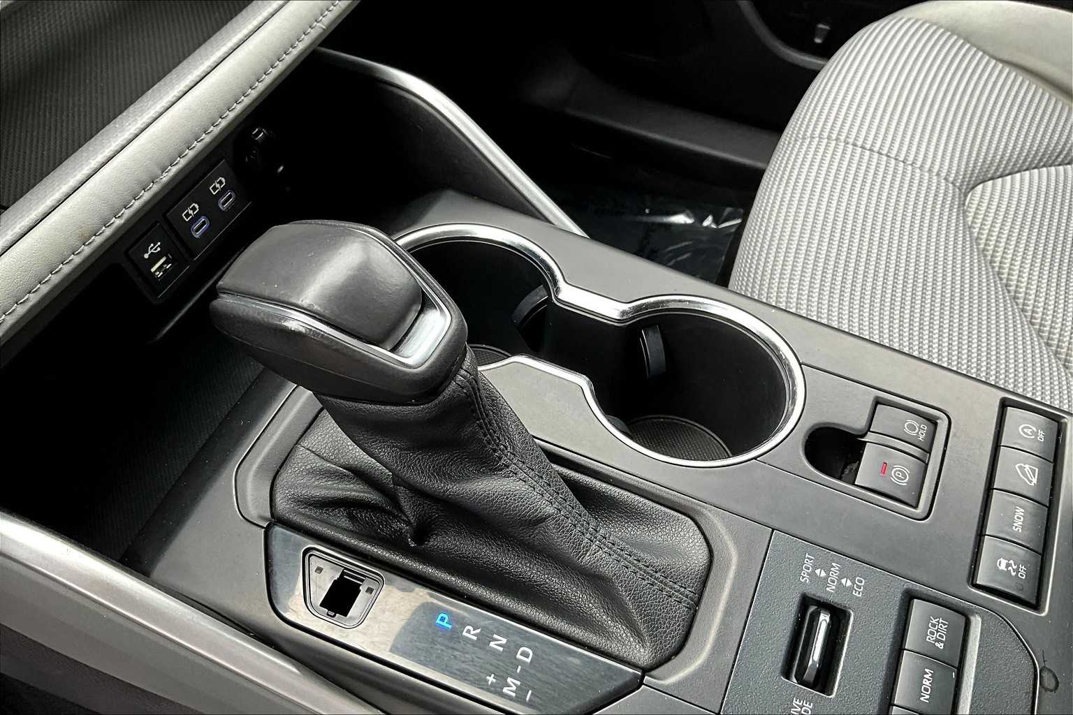 2022 Toyota Highlander LE photo 14