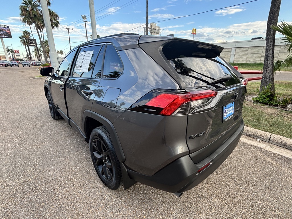 2021 Toyota RAV4 LE photo 3