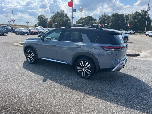 2025 Nissan Pathfinder Platinum photo 3