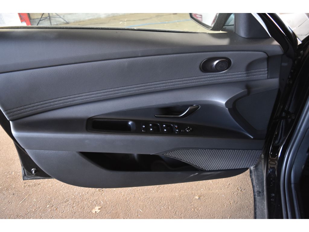 2025 Hyundai Elantra SEL Sport photo 10