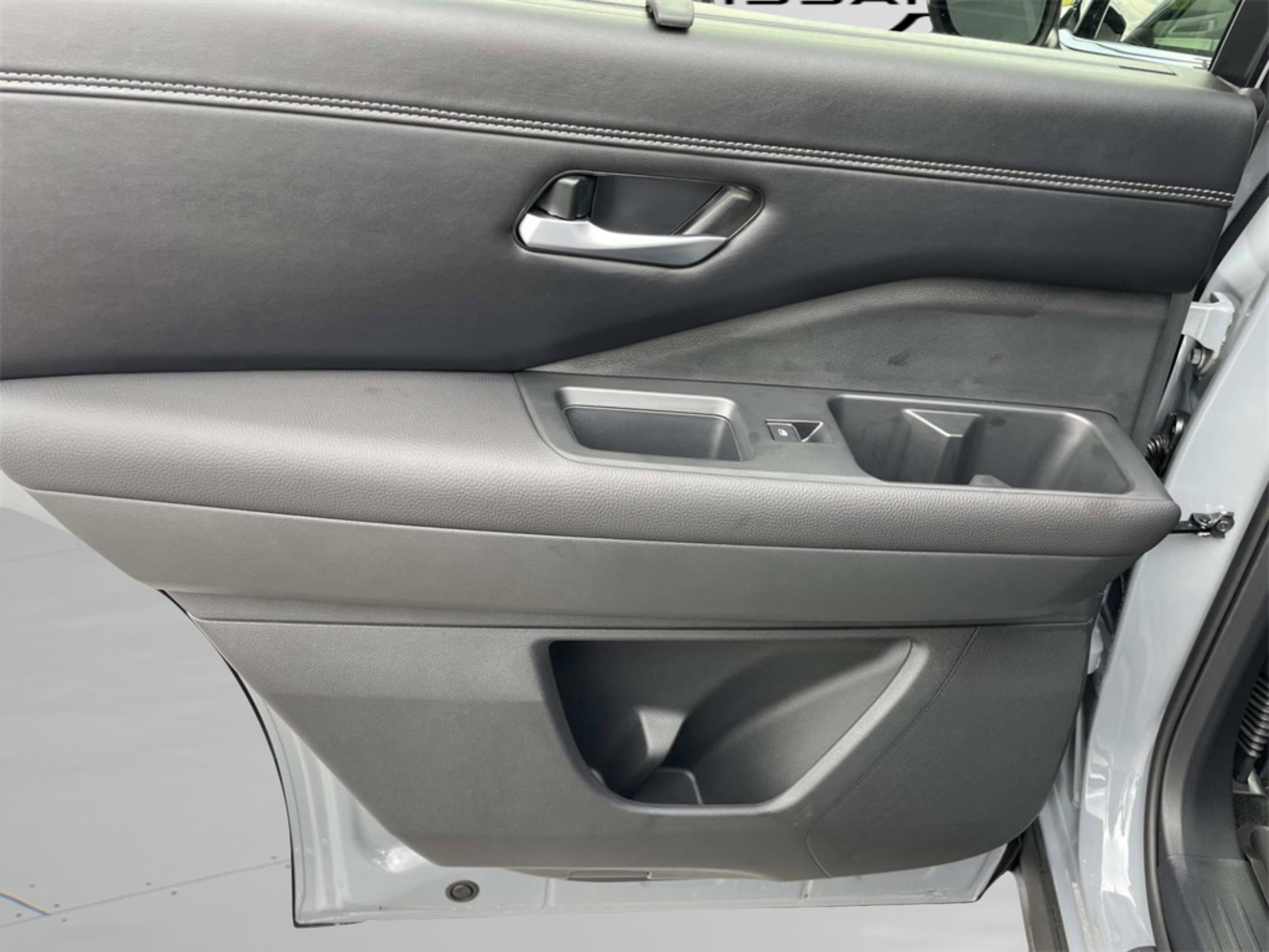 2025 Nissan Pathfinder Platinum photo 7