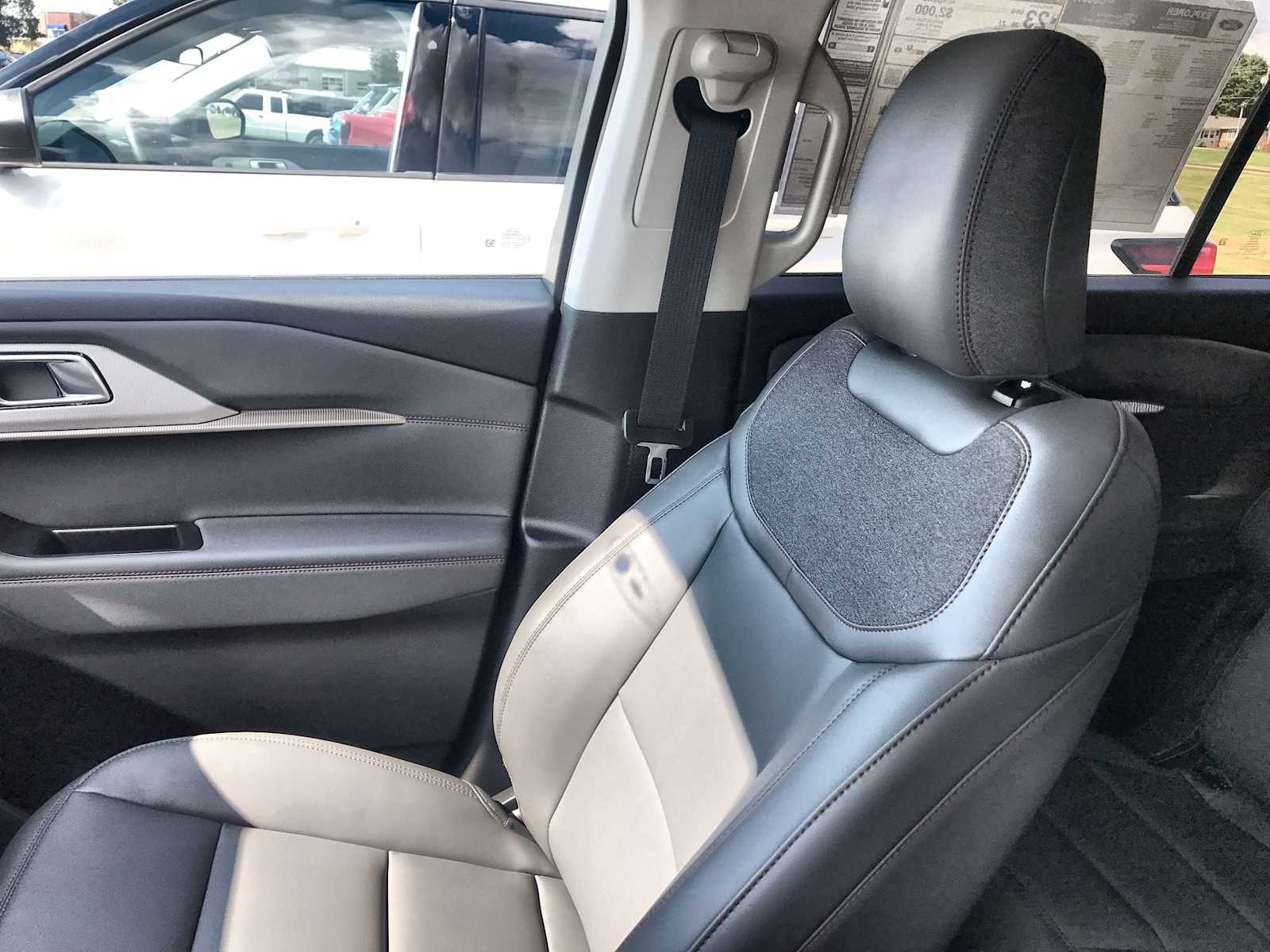 2025 Ford Explorer photo 23