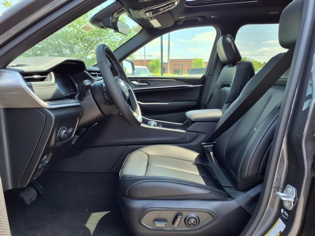 2025 Jeep Grand Cherokee Limited photo 3