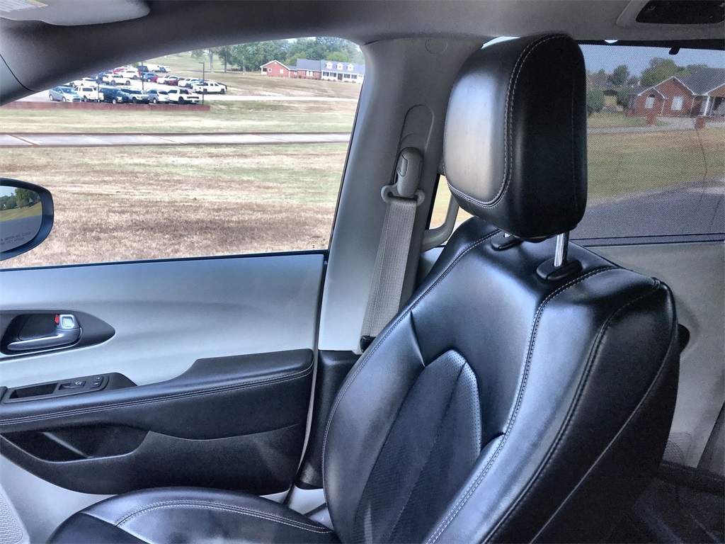 2023 Chrysler Pacifica Touring L photo 22