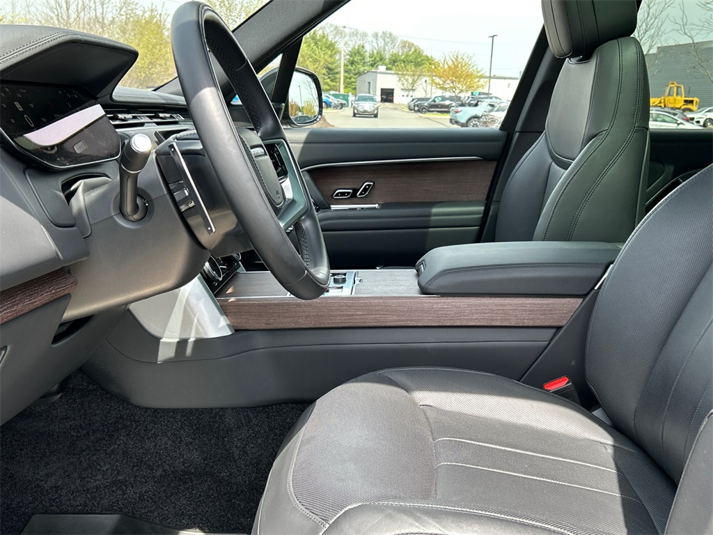 2023 Land Rover Range Rover SE photo 9