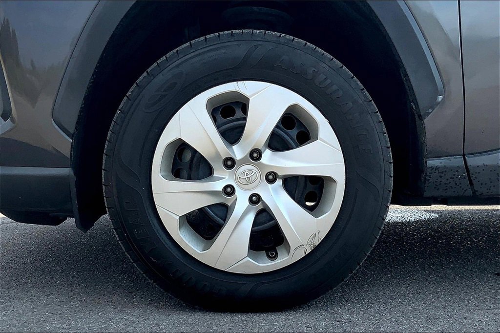 2021 Toyota RAV4 LE photo 8
