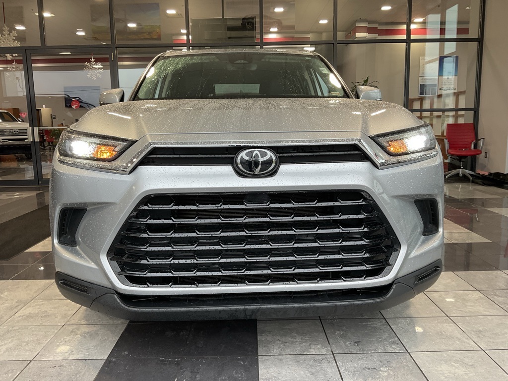 Used 2025 Toyota Grand Highlander XLE with VIN 5TDAAAB55SS083196 for sale in Kansas City