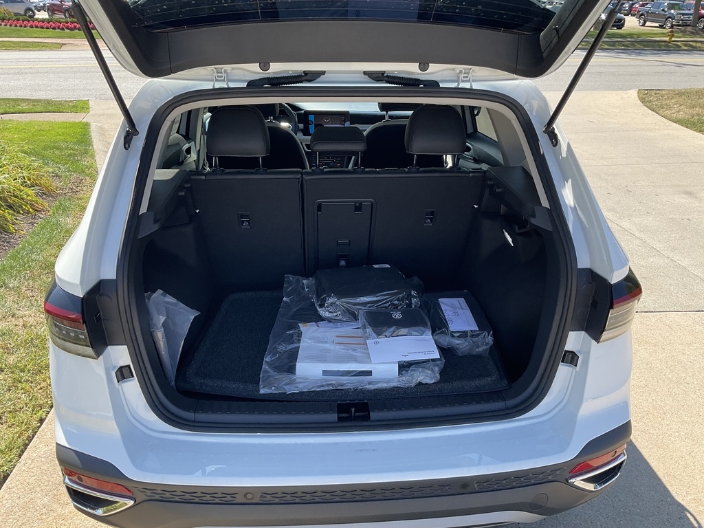 2025 Volkswagen Taos SE photo 3