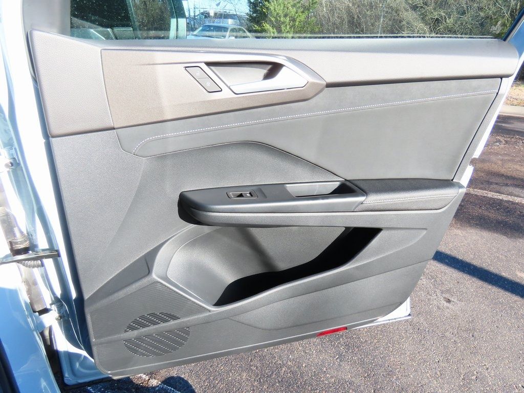 2025 Volkswagen Taos SE photo 13