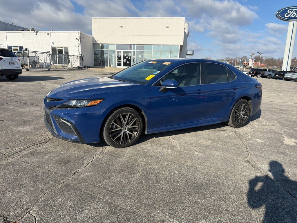 2023 Toyota Camry SE's photo