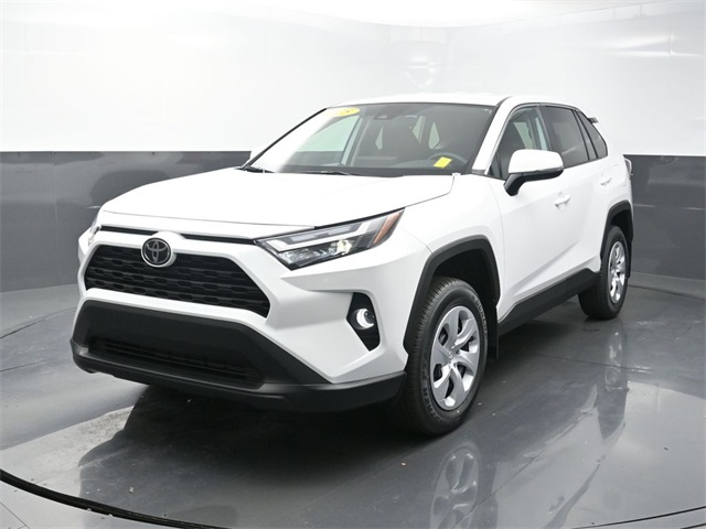 2025 Toyota RAV4 LE's photo