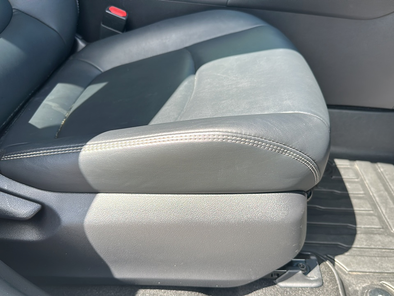 2020 Toyota RAV4 XLE Premium photo 11