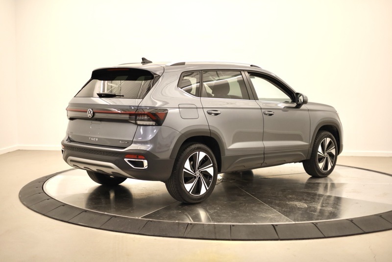 2025 Volkswagen Taos SE photo 3