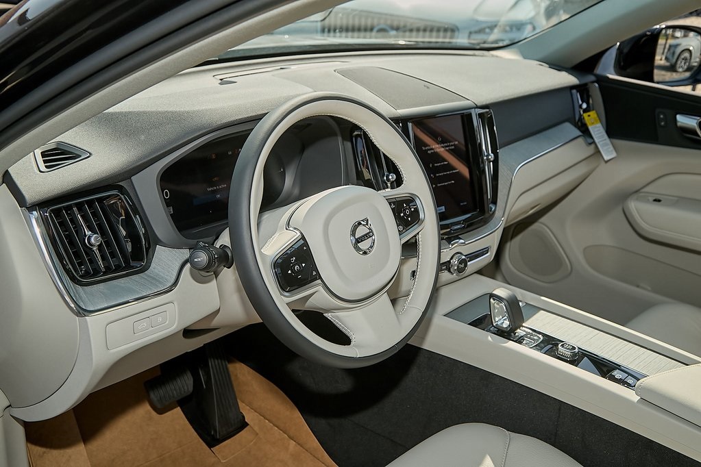2025 VOLVO XC60 - Image 11