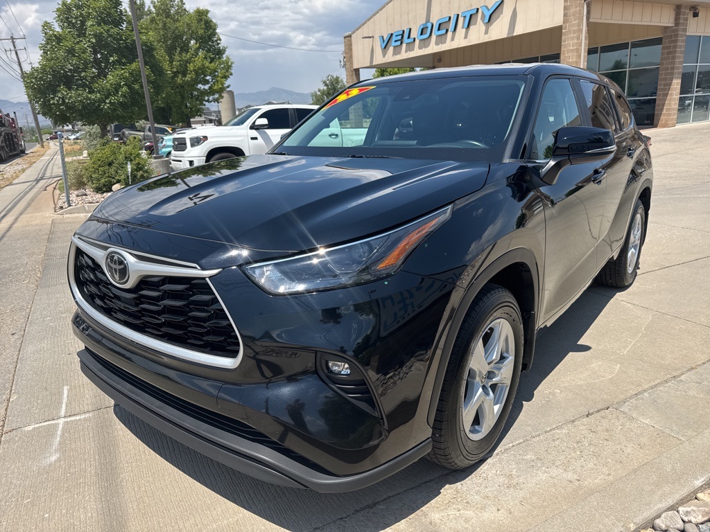 2023 Toyota Highlander LE photo 3